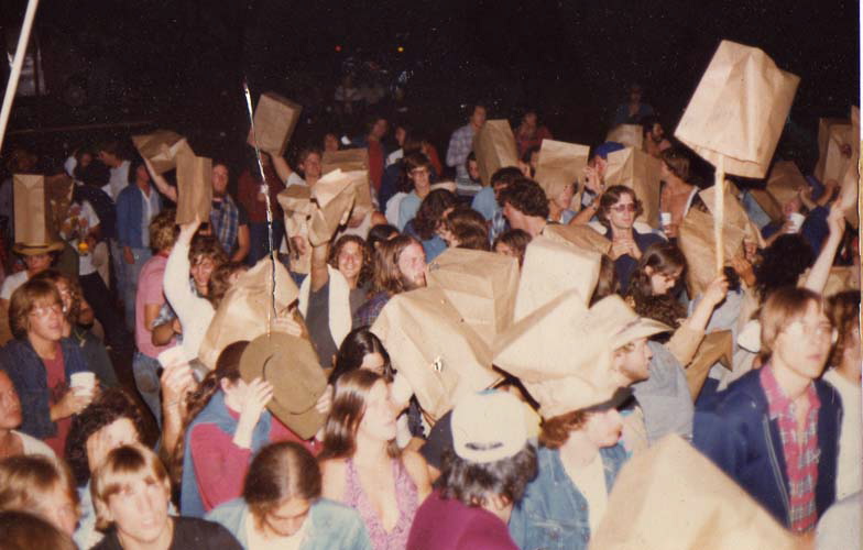01crowd3