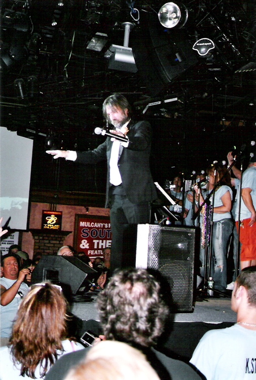 3_Paper Bag #29_MC Mike Guido silences crowd_6.27.06